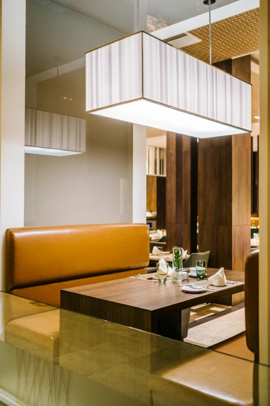 dinner-table-luxury-hotel